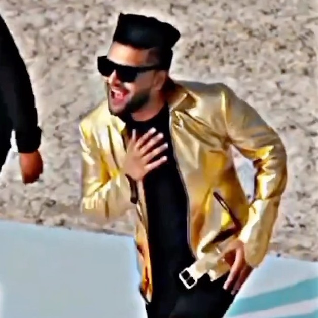 Guru randhawa shop golden jacket price