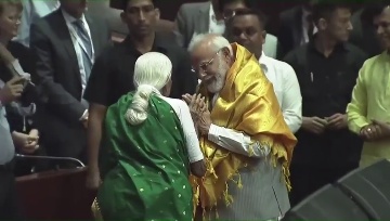 ग्लोबल मिलेट्स (श्री अन्न) सम्मेलन में प्रधानमंत्री Narendra Modi ने पद्मश्री से सम्मानित तमिलनाडु की ऑर्गेनिक किसान 107 वर्षीय पप्पम्मल से आशीर्वाद ग्रहण किया   

#IYM2023