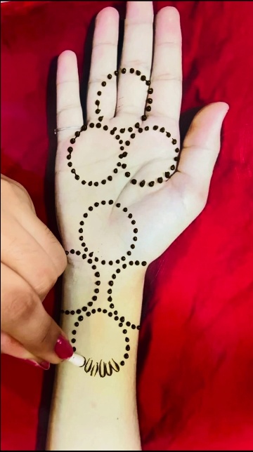 Awesome Mehndi Design Trick With Coin, & Earbuds | design, cotton swab |  Assalam Alaikum, This awesome mehndi design trick is made with coins and  earbuds. The coins used to shape a