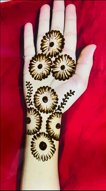 Karwa Chauth Last-Minute Mehndi Ideas: Video of Husband Applying Mehndi For  Wife Using Bangles and Earbuds Goes Viral | 👍 LatestLY