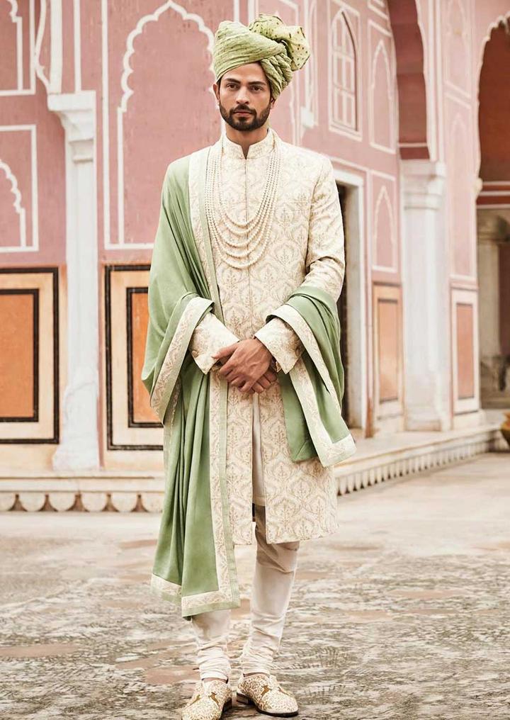 Dulhe ke outlet liye sherwani