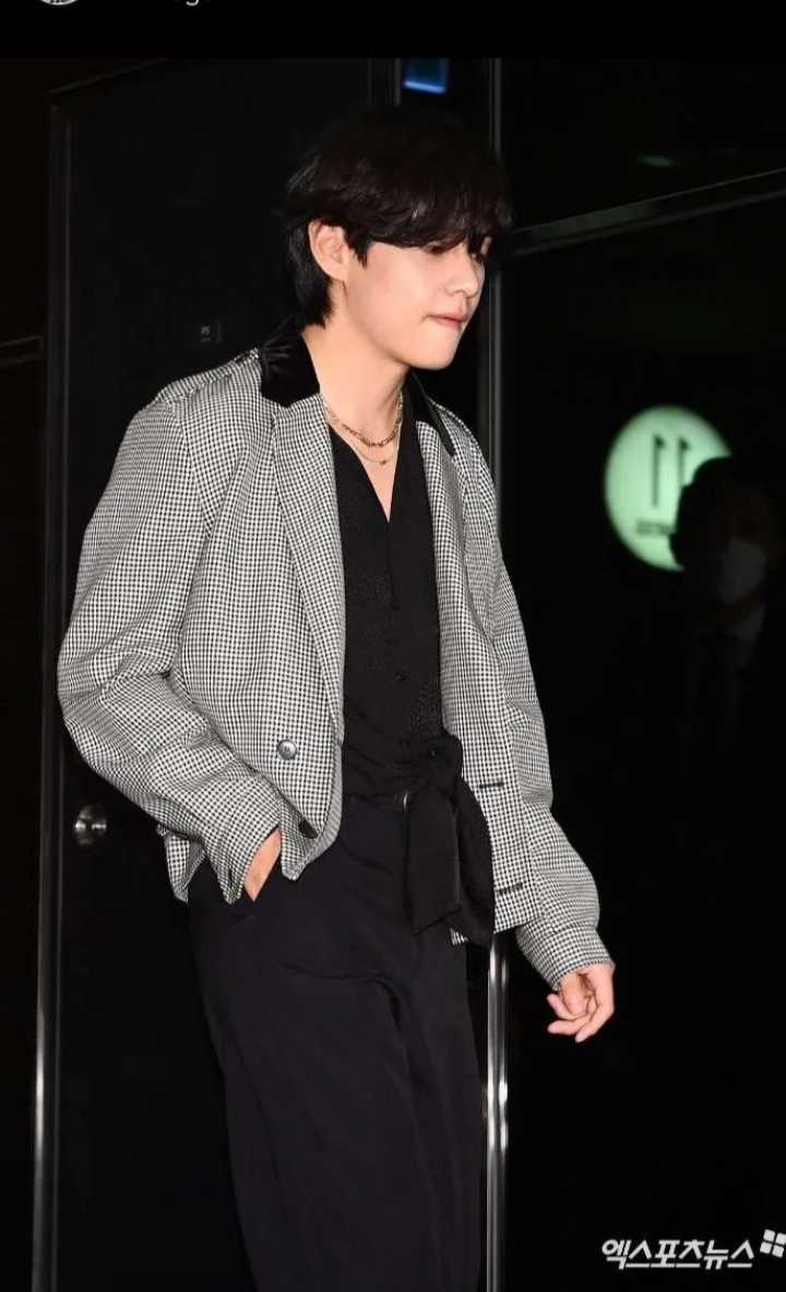 BTS ( #V ) Airport Style #GUCCI  Kim taehyung, Kpop fashion men, Taehyung