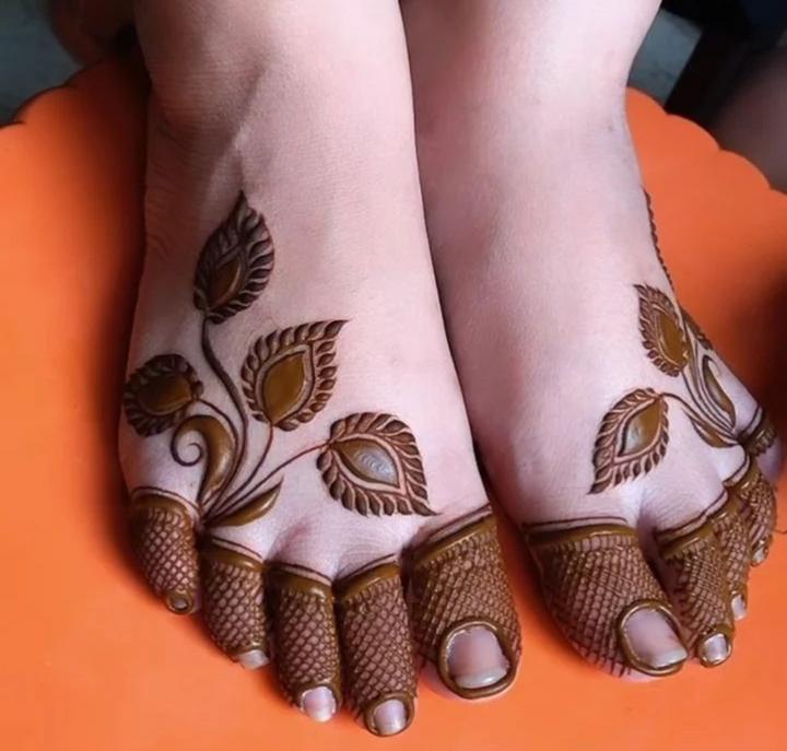 11 Best Mehndi Designs for Legs