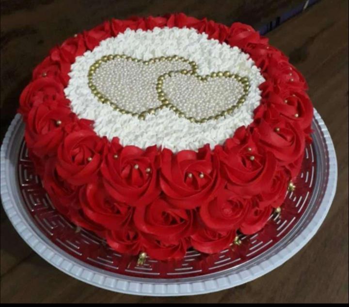 Heart mini #weddingcake @cake_trends on Instagram: “A Cake design suitable  to Valentine's Day Credit… | Valentine cake, Cake designs birthday,  Valentines day cakes