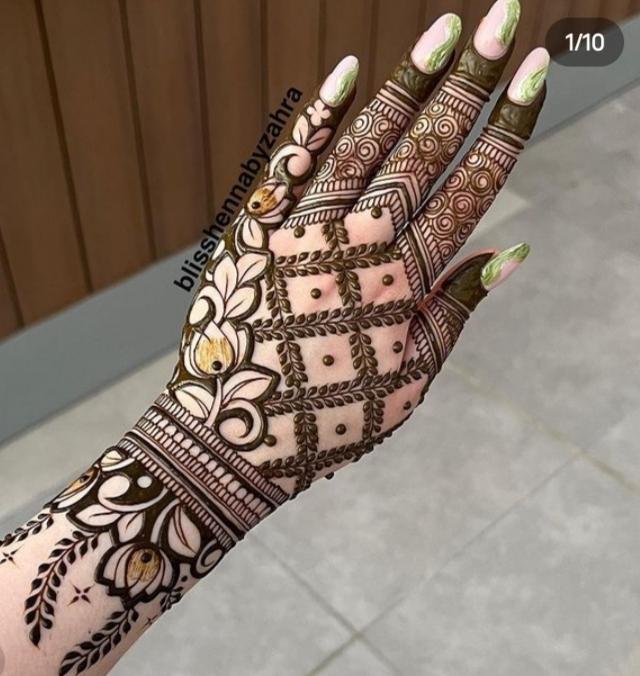 Karwa Chauth Mehndi design 2021: सुंदरता में चार चांद लगाएंगे मेहंदी के ये  लेटेस्ट डिजाइन, इस करवा चौथ करें ट्राई - karwa chauth mehndi designs 2021  full hand henna arabic style tlif - AajTak