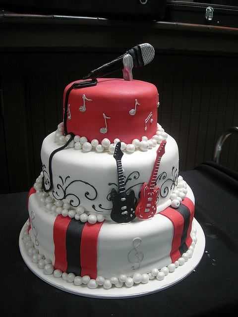 microphone themed cake for a #singer in #whippedcreamcake #mic #music # musician #musicislife #musicnotes #musica #musiccake #instacake  #cakesinspiration #cakeoftheday #picoftheday #likeforlikes  #americancakedecorating #cakemastersindia ...