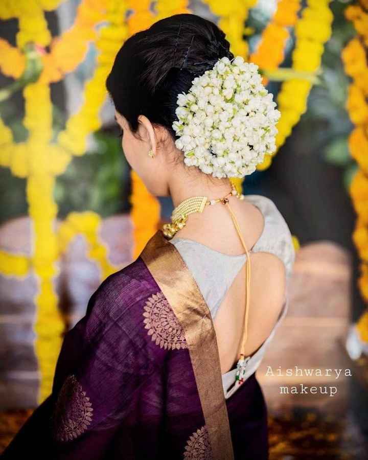 Female Model Hindu Bride Saree Wearing Gold Jasmine Flower Garlands Stock  Photo by ©kanareva 633601170